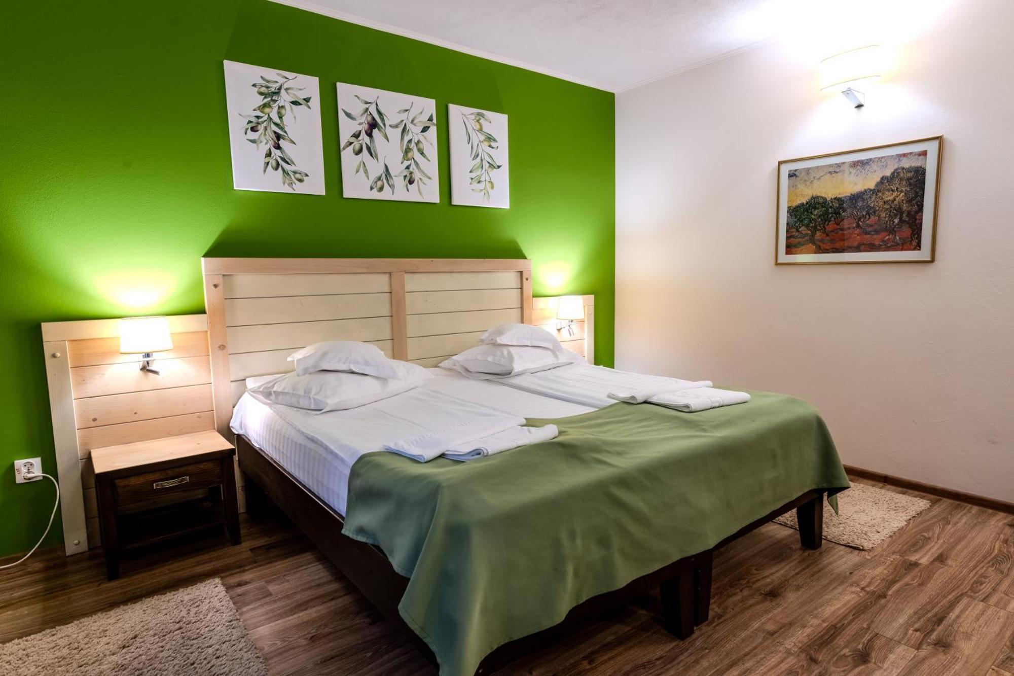 Hotel Szeifert Совата Экстерьер фото
