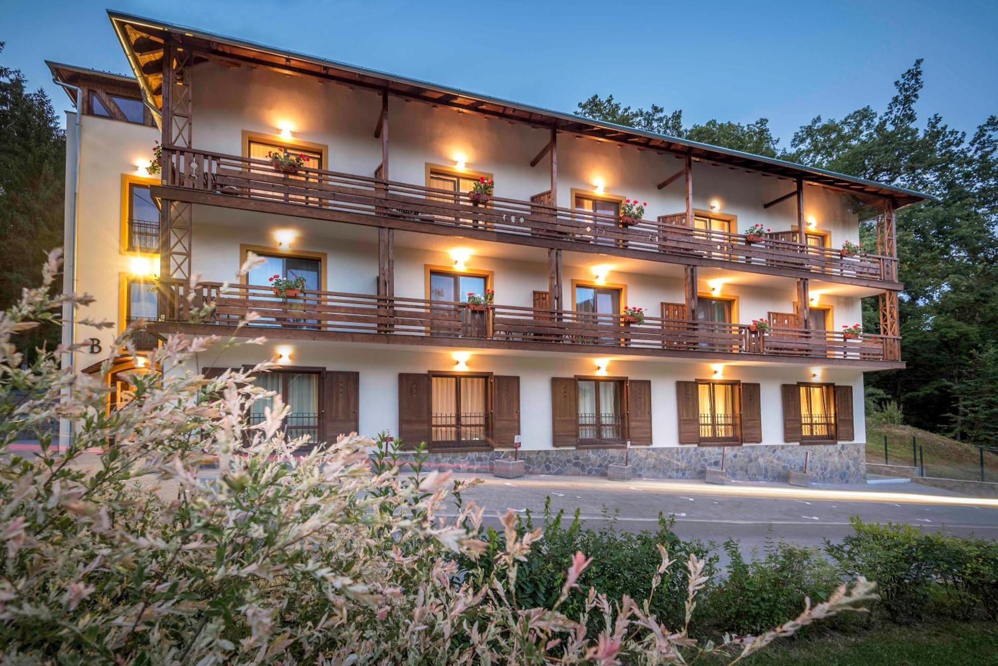 Hotel Szeifert Совата Экстерьер фото