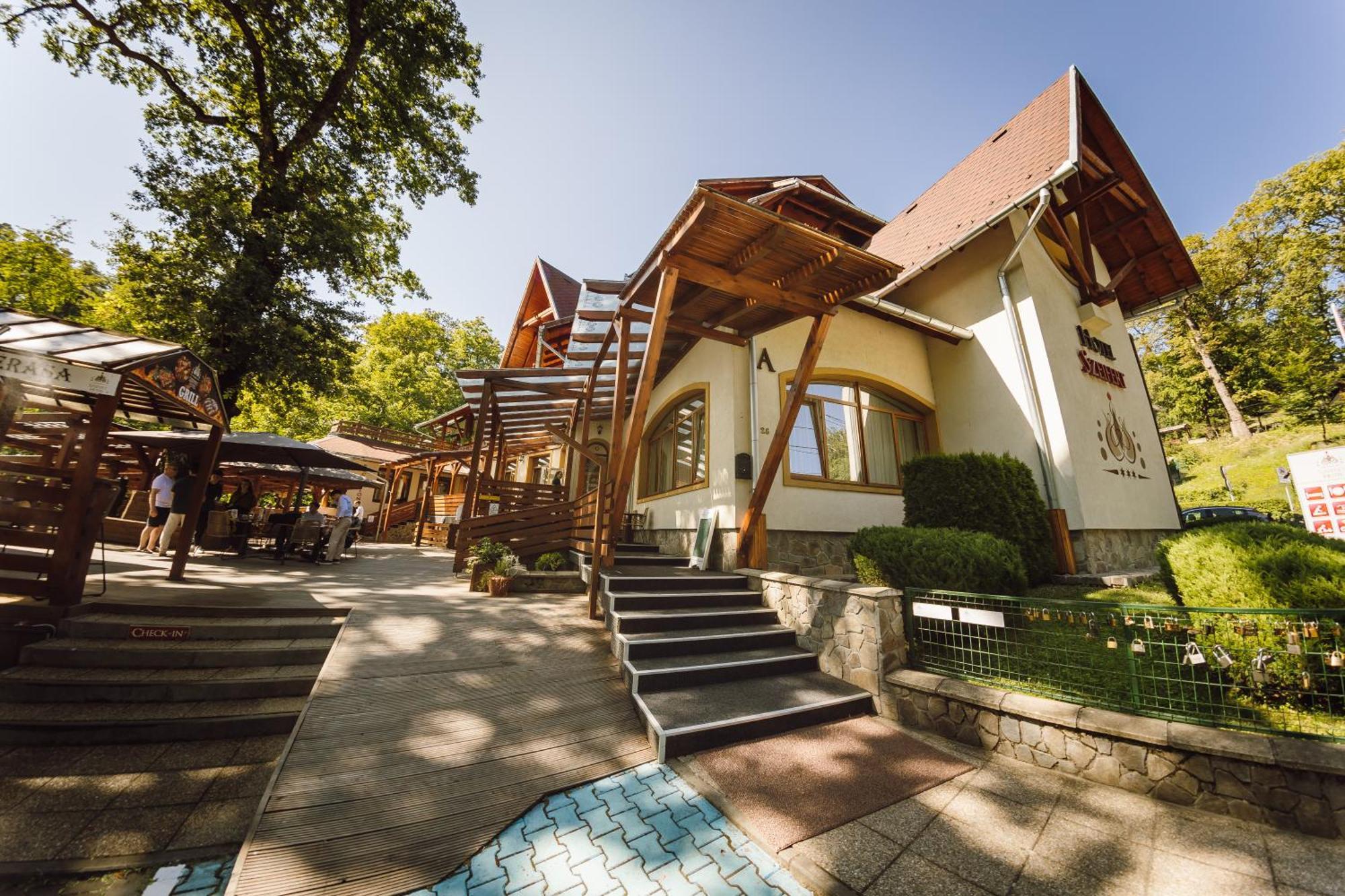 Hotel Szeifert Совата Экстерьер фото