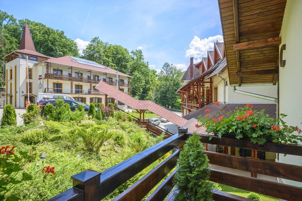 Hotel Szeifert Совата Экстерьер фото
