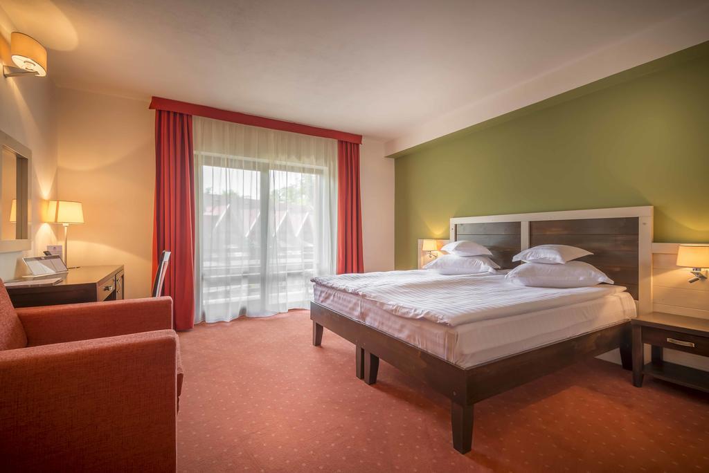 Hotel Szeifert Совата Экстерьер фото